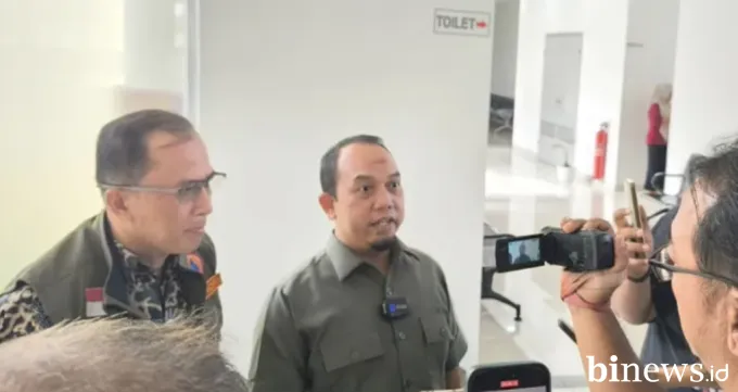 Ketua DPRD Padang Soroti Tumpukan Kayu Pascabanjir di Pantai Gajah