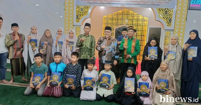Ketua DPRD Sumbar Beri Motivasi Anak-anak di Masjid Al Furqan dan Serahkan 15 Al-Qur'an