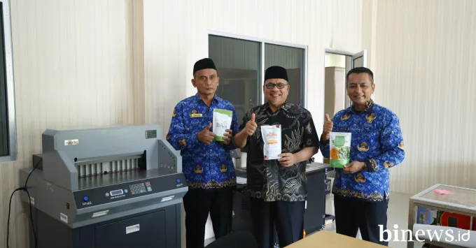 Muhidi saat meninjau Unit Layanan Kemasan di PLUT KUMKM...