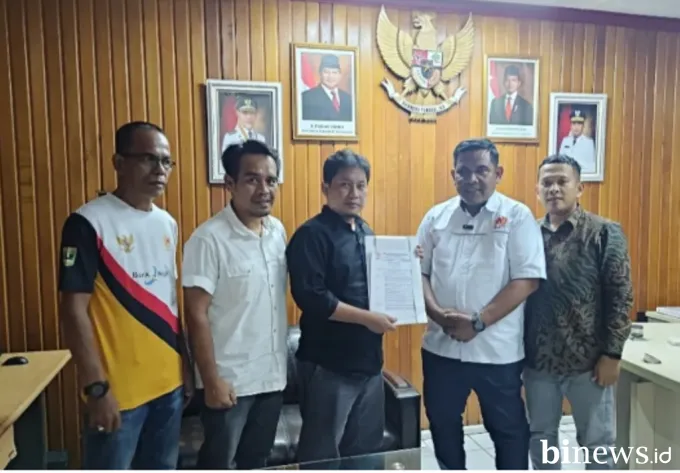 Ketua KONI Sumbar Serahkan SK Pengurus KONI Pesisir Selatan Periode 2025--2029