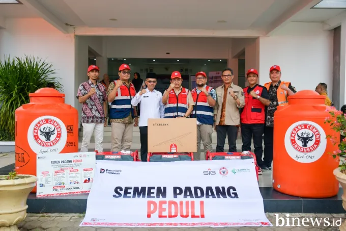 Komisaris Utama PT Semen Padang Serahkan Bantuan Banjir Bandang Palembayan di Posko Utama...