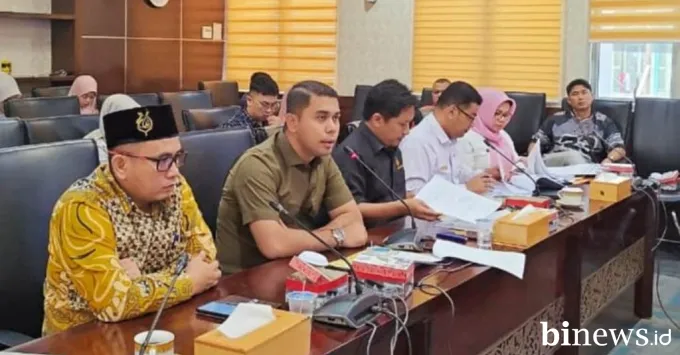 Ketua Umum KONI Sumbar Hamdanus dalam rapat kerja bersama...