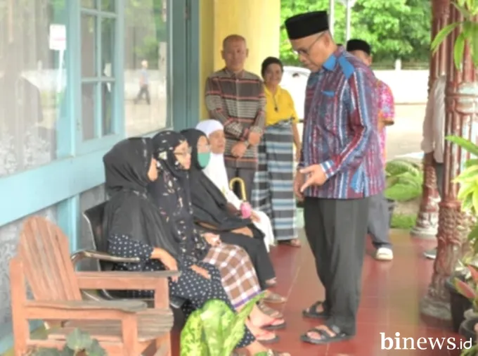 Kunjungan Hangat Sekda Sumbar ke Panti Werdha, Suasana Kekeluargaan Terasa Kental