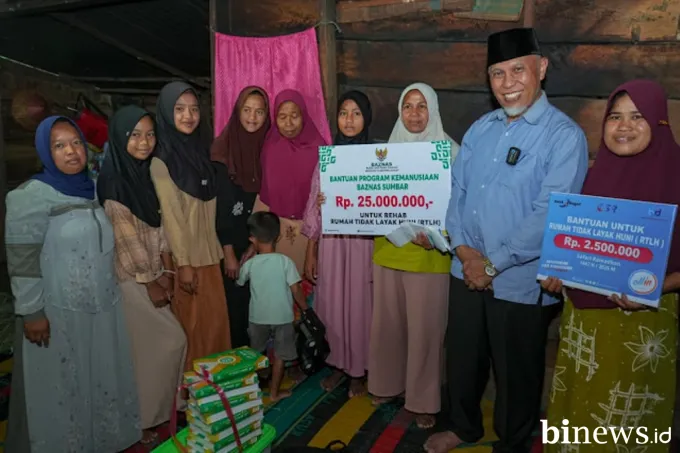 Mahyeldi Ansharullah Salurkan Bantuan RTLH Rp27,5 Juta kepada Keluarga Iswandi di Sumpur...