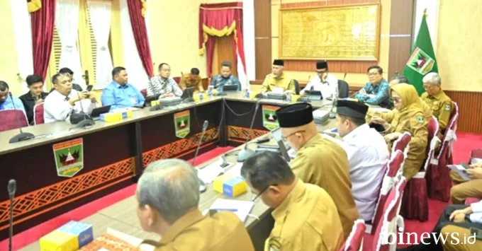 Gubernur Sumatera Barat Mahyeldi Ansharullah memaparkan...