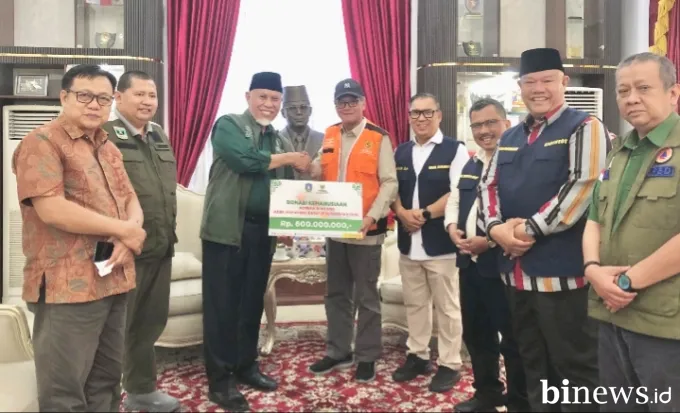 Mahyeldi Terima Bantuan Rp1,15 Miliar dari Pemprov Kepri untuk Korban Banjir