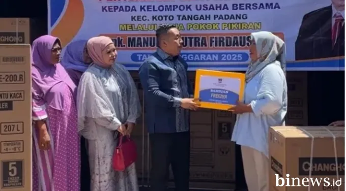 Manufer Putra Firdaus Salurkan Bantuan Pokir untuk 400 Pelaku UMKM di Koto Tangah