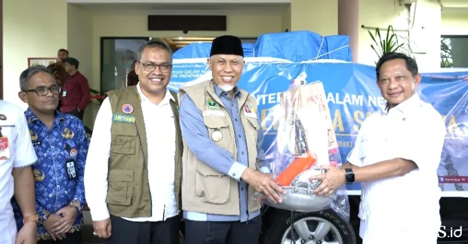 Mendagri Tito Karnavian Serahkan Bantuan untuk Warga Terdampak Bencana di Sumbar