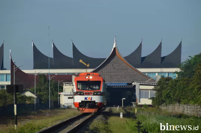 Menikmati Keindahan Alam dan Wisata Sumatera Barat dengan Kereta Api: Pariaman Ekspres,...