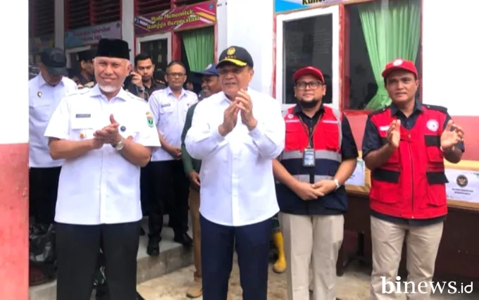 Menko Polhukam Serahkan Bantuan Rp309 Juta bagi Korban Banjir dan Longsor di Padang