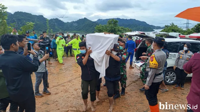 Menwa UNP Bersama Aparat Gabungan Laksanakan Pemakaman Korban Bencana di Padang