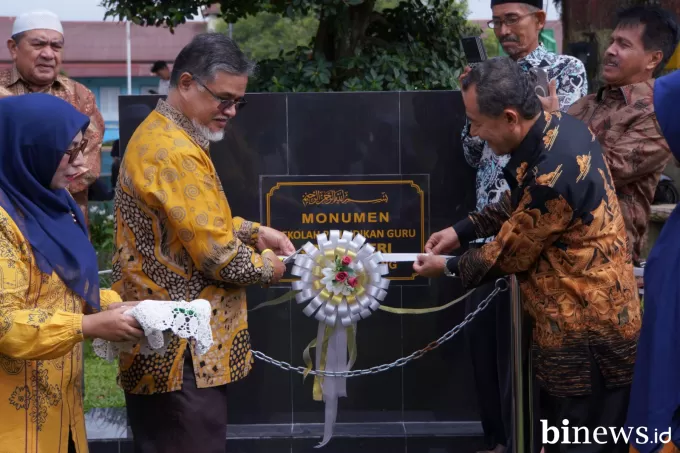 Monumen Sekolah Pendidikan Guru Negeri Diresmikan di SMAN 1 Padang Panjang