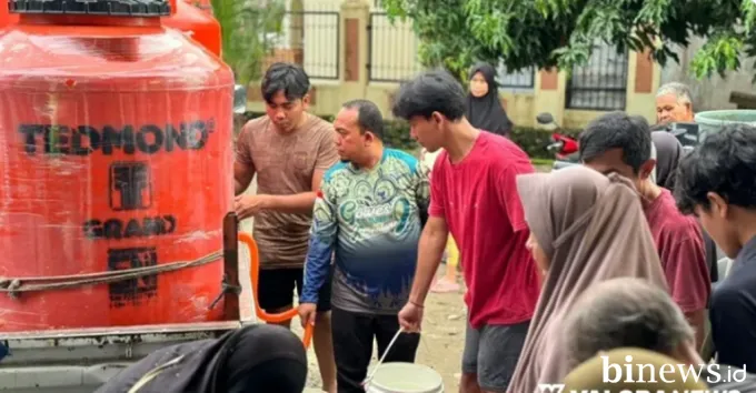 Muharlion Turun Langsung Distribusikan Air Bersih untuk Masyarakat Terdampak Banjir