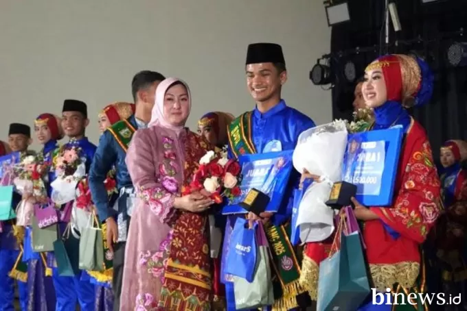 Naufal dan Kuntum Juara 1 Putra dan Putri Duta GenRe Padang Panjang