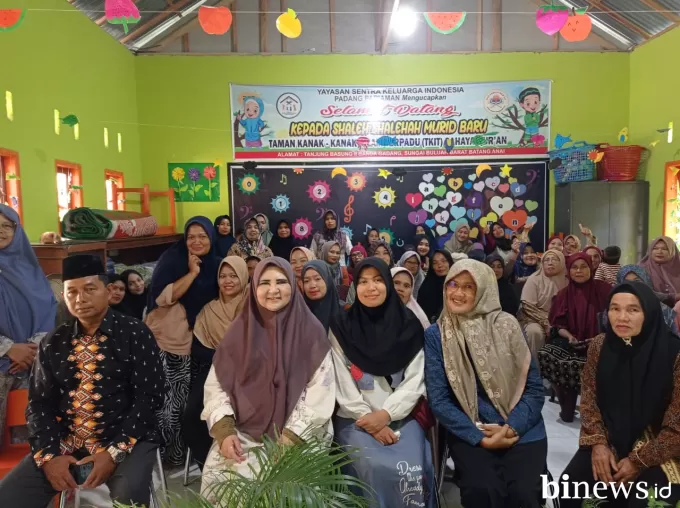 Nevi Zuairina Bagikan Paket Ramadan di 8 Kabupaten/Kota Dapil Sumbar II