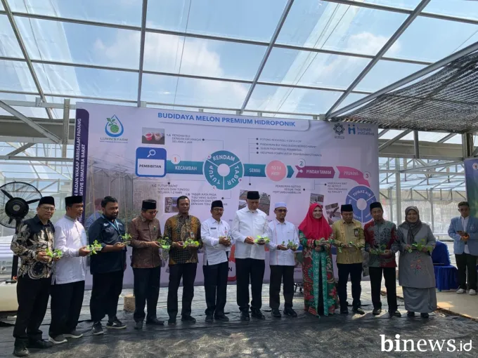 Nevi Zuairina Dukung Penanaman Budidaya Melon Premium Hidroponik di Lumin's Farm Sumatera...