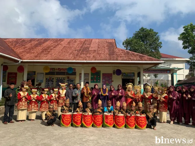 Nevi Zuairina Hadiri Pelepasan Siswa Kelas VI SDN 07 Padang Gelanggang, Dukung Semangat...