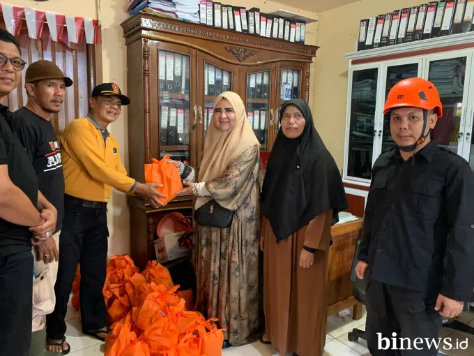 Nevi Zuairina Melanjutkan Beri Bantuan Korban Bencana di Kabupaten Agam