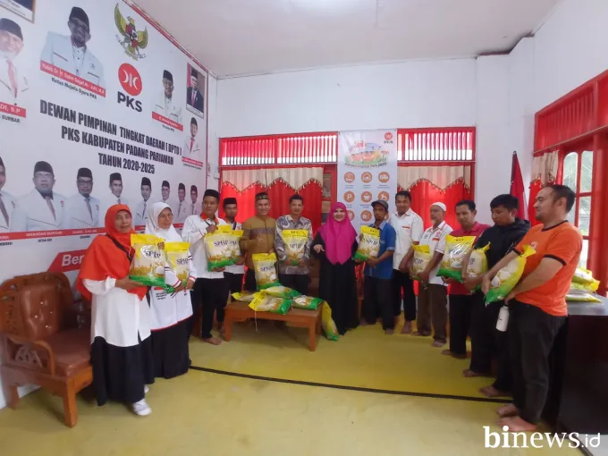 Nevi Zuairina Titipkan Bantuan Beras untuk 8 DPD PKS di Wilayah Sumatera Barat II