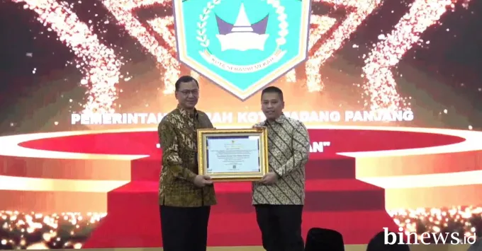 Padang Panjang Raih Nilai Sangat Memuaskan, Hendri Arnis Terima Penghargaan dari Kepala...