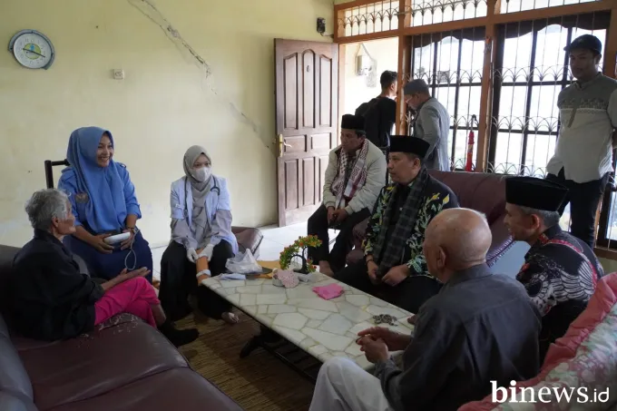 Pastikan Penanganan Cepat di RSUD, Wako Hendri Tinjau Lansia Patah Tangan