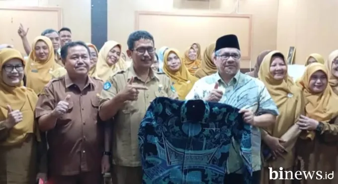 Peduli Dunia Pendidikan, Ketua DPRD Sumbar Serahkan Baju Batik untuk Guru SMA 10 Padang