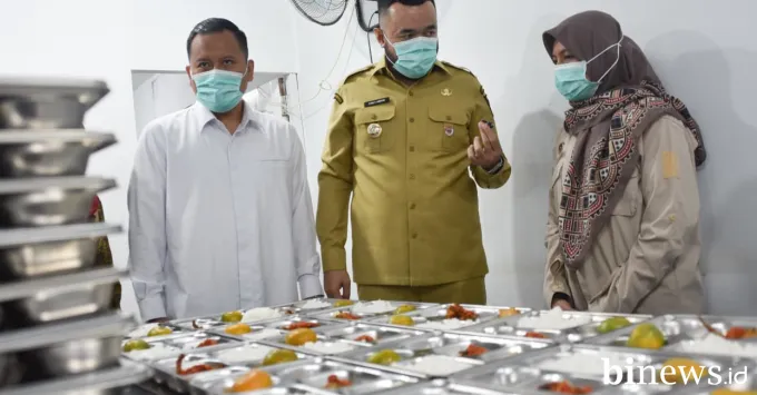 Wali Kota Padang Fadly Amran saat meninjau Dapur Makan...