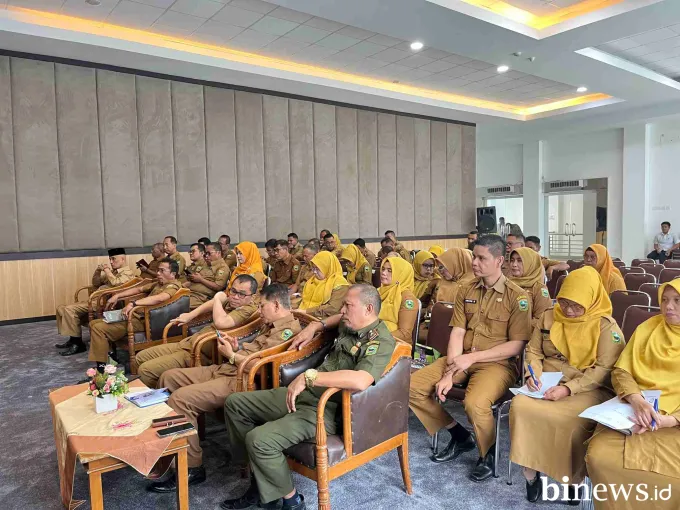 Pemkab Solok Hadiri Rapat Monev Pembagian Bendera Merah Putih Untuk Peringatan HUT RI...