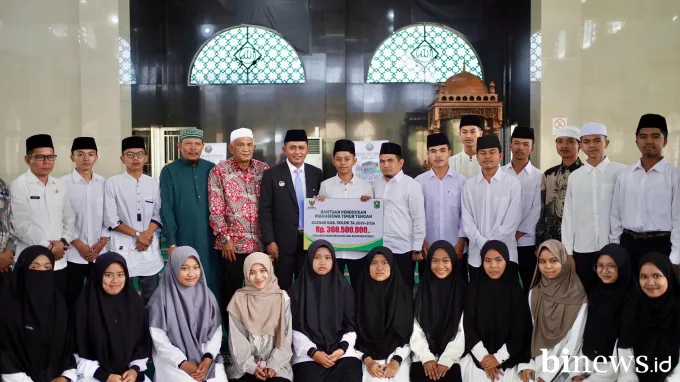 Pemkab Solok Lepas Mahasiswa ke Timur Tengah, Serahkan Bantuan Rp360 Juta