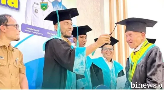 Pemko Gelar Wisuda Sekolah Lansia, Wawako Allex Saputra Wisuda 64 Lansia PPT