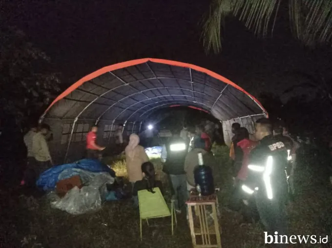 Pemko Padang Pasang 2 Tenda untuk 6 KK yang Rumahnya Terdampak Kebakaran Pabrik Karet