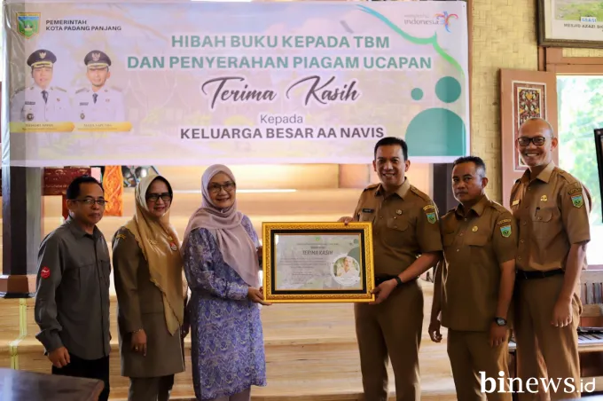 Pemko Serahkan Penghargaan kepada Keluarga A.A Navis dan Hibah Buku untuk TBM dan...
