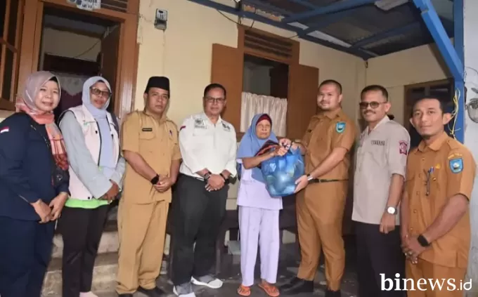 Pemkot Sawahlunto Bantu Lansia Kurang Mampu dengan Uang dan Sembako Menjelang Lebaran