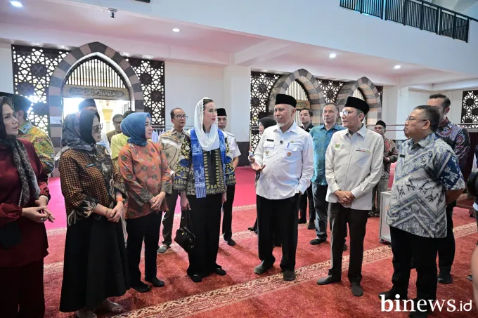 Pemprov Sumbar Luruskan Isu Menteri Pariwisata Pakai  Sepatu  Masuk Masjid Raya