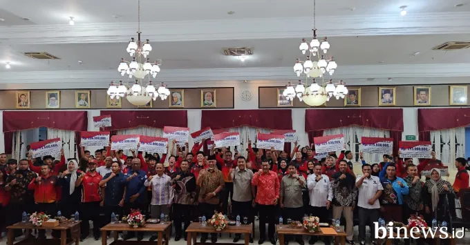 Pemerintah Provinsi Sumatera Barat menyalurkan bonus...