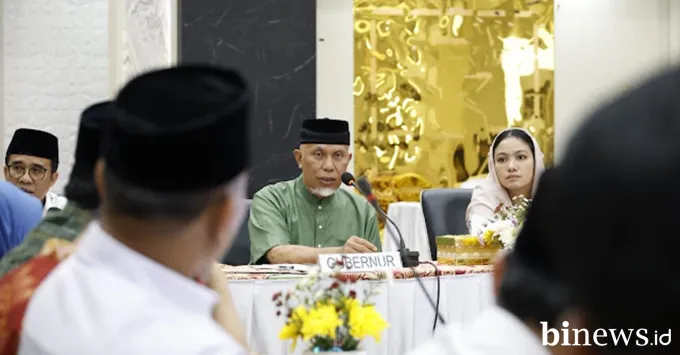 Gubernur Sumbar, Mahyeldi Ansharullah memimpin rapat...