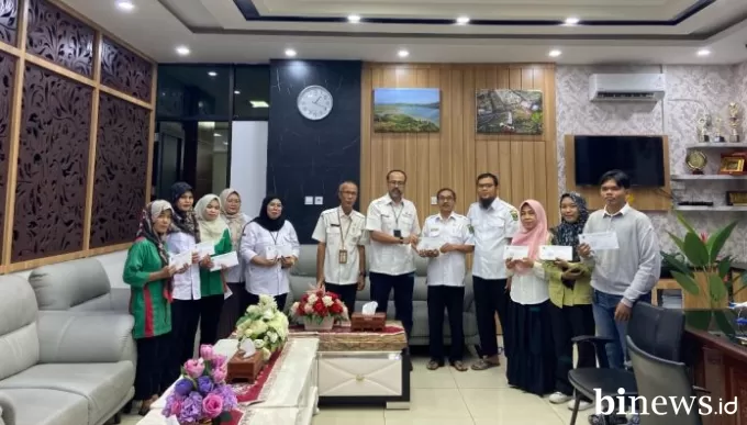 Plt Sekwan Sumbar Maifrizon Berikan Santunan untuk Keluarga Besar DPRD