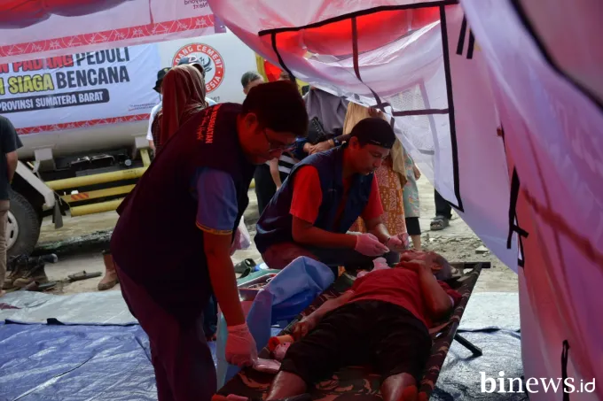 Posko Semen Padang Peduli Didatangi Korban Banjir Bandang Palembayan untuk Mendapatkan...