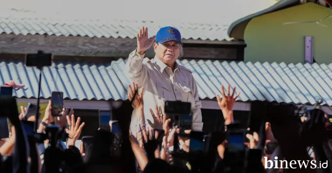 Presiden Prabowo Bagikan Bantuan Sembako Saat Meninjau Korban Bencana di Kabupaten Padang...