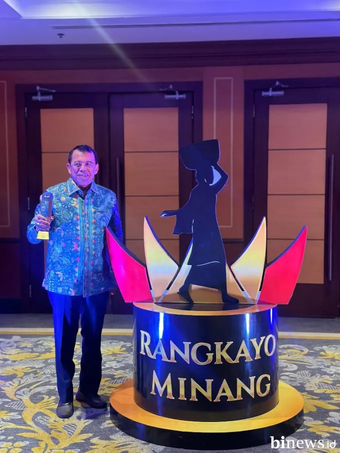 Prof. Ganefri Terima Minang Awards 2025 Kategori Tokoh Inspiratif Pendidikan