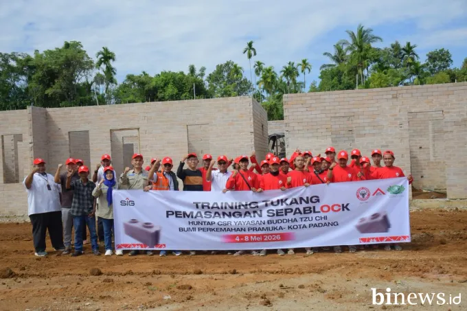 PT Semen Padang dan Yayasan Buddha Tzu Chi Latih 20 Tukang Pemasangan Sepablock