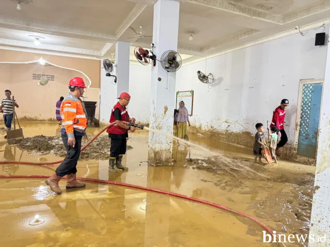 PT Semen Padang Kerahkan Mobil Tangki untuk Bersihkan Masjid Istiqlal Binuang Pauh Limo...
