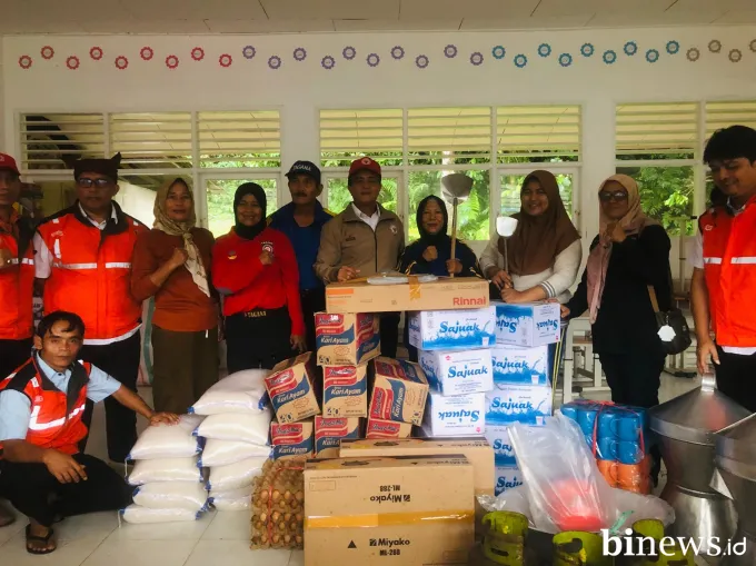 PT Semen Padang Kirim Dukungan Logistik bagi Dapur Umum Korban Banjir Batu Busuak