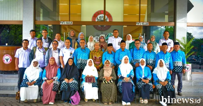 Sebanyak 20 calon jemaah haji yang terdiri atas karyawan...