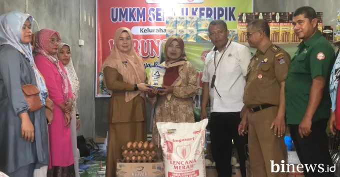 PT Semen Padang Salurkan Rp30 Juta untuk Peningkatan Produksi UMKM Seribu Keripik