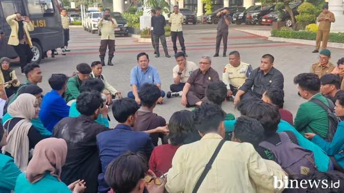 Puluhan Mahasiswa BEM se-Sumbar Gelar Aksi di DPRD, Sampaikan Belasan Tuntutan