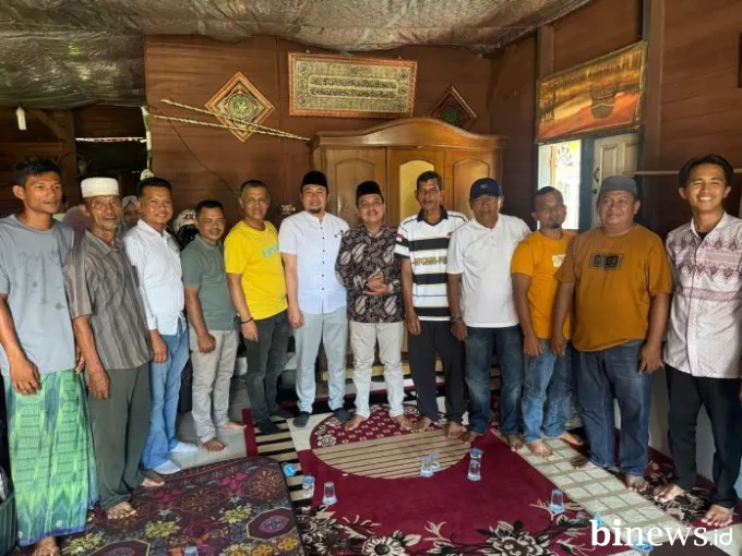 Rahmat Saleh Serahkan Bantuan Korban Kebakaran di Inderapura Pessel