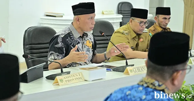 Gubernur Sumbar, Mahyeldi Ansharullah,  saat memimpin rapat...