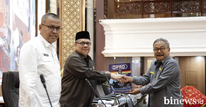 Rapat Paripurna Dewan Perwakilan Rakyat Daerah (DPRD)...