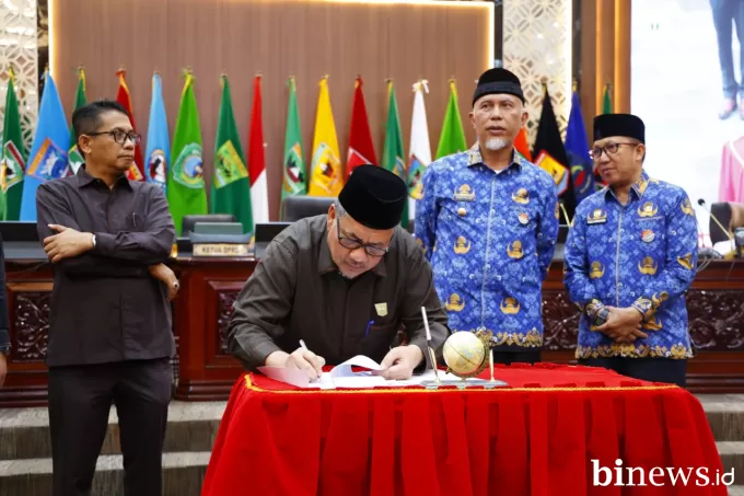 Rapat Paripurna DPRD Sumbar Tetapkan Ranperda RTRW Tahun 2025-2045